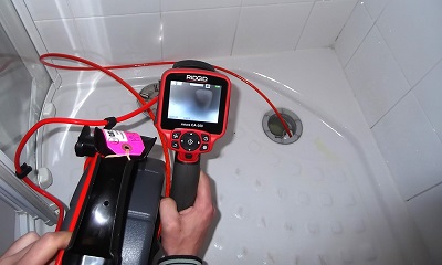 Plombier qui réalise une détection de fuite douche
