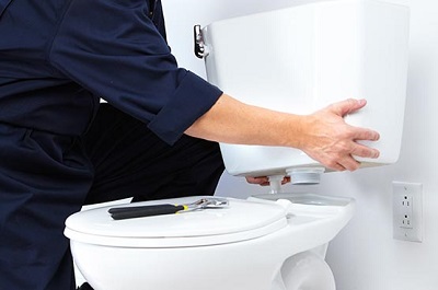 6 manières de réparer un réservoir des toilettes qui fuit