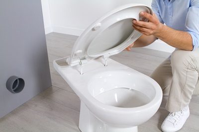 La pose du toilette lors d'une installation toilette
